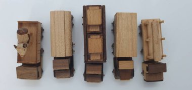 Ahşaptan yapılmış küçük ahşap modellerin yaratıcı çekimlerini kapat, diğer adıyla Simgeler.