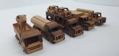 Ahşaptan yapılmış küçük ahşap modellerin yaratıcı çekimlerini kapat, diğer adıyla Simgeler.