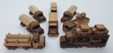 Ahşaptan yapılmış küçük ahşap modellerin yaratıcı çekimlerini kapat, diğer adıyla Simgeler.