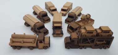 Ahşaptan yapılmış küçük ahşap modellerin yaratıcı çekimlerini kapat, diğer adıyla Simgeler.