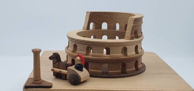 Ahşaptan yapılmış küçük ahşap modellerin yaratıcı çekimlerini kapat, diğer adıyla Simgeler.