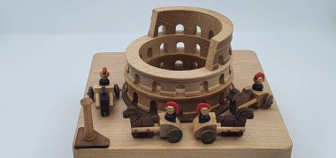 Ahşaptan yapılmış küçük ahşap modellerin yaratıcı çekimlerini kapat, diğer adıyla Simgeler.