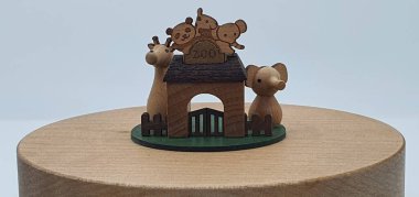 Ahşaptan yapılmış küçük ahşap modellerin yaratıcı çekimlerini kapat, diğer adıyla Simgeler.