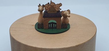 Ahşaptan yapılmış küçük ahşap modellerin yaratıcı çekimlerini kapat, diğer adıyla Simgeler.