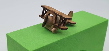 Ahşaptan yapılmış küçük ahşap modellerin yaratıcı çekimlerini kapat, diğer adıyla Simgeler.