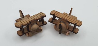 Ahşaptan yapılmış küçük ahşap modellerin yaratıcı çekimlerini kapat, diğer adıyla Simgeler.