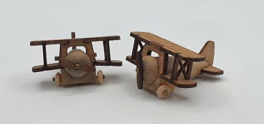 Ahşaptan yapılmış küçük ahşap modellerin yaratıcı çekimlerini kapat, diğer adıyla Simgeler.