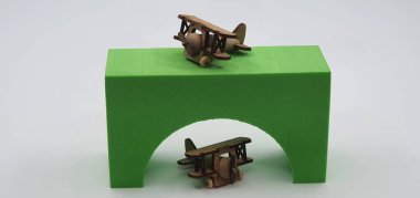 Ahşaptan yapılmış küçük ahşap modellerin yaratıcı çekimlerini kapat, diğer adıyla Simgeler.