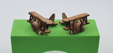 Ahşaptan yapılmış küçük ahşap modellerin yaratıcı çekimlerini kapat, diğer adıyla Simgeler.