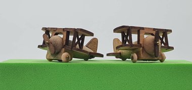 Ahşaptan yapılmış küçük ahşap modellerin yaratıcı çekimlerini kapat, diğer adıyla Simgeler.