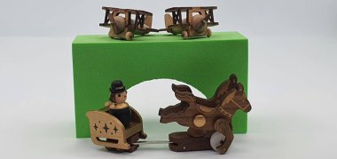 Ahşaptan yapılmış küçük ahşap modellerin yaratıcı çekimlerini kapat, diğer adıyla Simgeler.