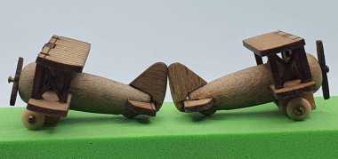 Ahşaptan yapılmış küçük ahşap modellerin yaratıcı çekimlerini kapat, diğer adıyla Simgeler.