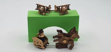 Ahşaptan yapılmış küçük ahşap modellerin yaratıcı çekimlerini kapat, diğer adıyla Simgeler.