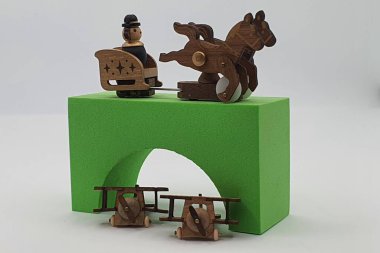 Ahşaptan yapılmış küçük ahşap modellerin yaratıcı çekimlerini kapat, diğer adıyla Simgeler.