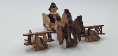 Ahşaptan yapılmış küçük ahşap modellerin yaratıcı çekimlerini kapat, diğer adıyla Simgeler.