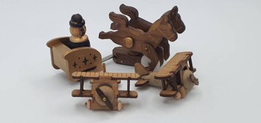 Ahşaptan yapılmış küçük ahşap modellerin yaratıcı çekimlerini kapat, diğer adıyla Simgeler.