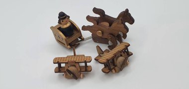 Ahşaptan yapılmış küçük ahşap modellerin yaratıcı çekimlerini kapat, diğer adıyla Simgeler.