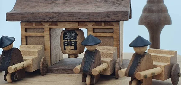 Ahşaptan yapılmış küçük ahşap modellerin yaratıcı çekimlerini kapat, diğer adıyla Simgeler.