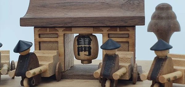 Ahşaptan yapılmış küçük ahşap modellerin yaratıcı çekimlerini kapat, diğer adıyla Simgeler.