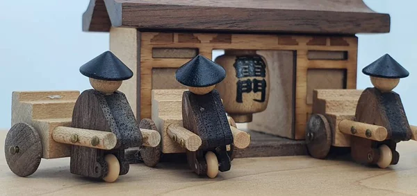 Ahşaptan yapılmış küçük ahşap modellerin yaratıcı çekimlerini kapat, diğer adıyla Simgeler.