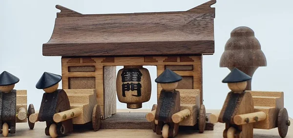 Ahşaptan yapılmış küçük ahşap modellerin yaratıcı çekimlerini kapat, diğer adıyla Simgeler.