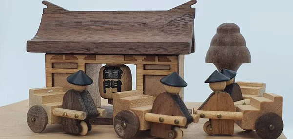 Ahşaptan yapılmış küçük ahşap modellerin yaratıcı çekimlerini kapat, diğer adıyla Simgeler.