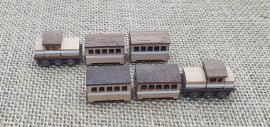 Ahşaptan yapılmış küçük ahşap modellerin yaratıcı çekimlerini kapat, diğer adıyla Simgeler.