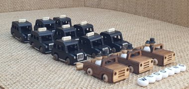 Ahşaptan yapılmış küçük ahşap modellerin yaratıcı çekimlerini kapat, diğer adıyla Simgeler.