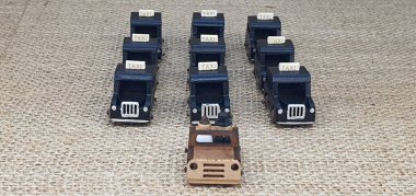 Ahşaptan yapılmış küçük ahşap modellerin yaratıcı çekimlerini kapat, diğer adıyla Simgeler.