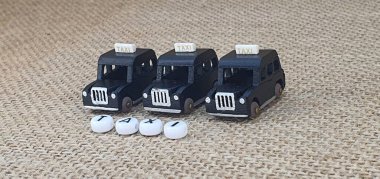 Ahşaptan yapılmış küçük ahşap modellerin yaratıcı çekimlerini kapat, diğer adıyla Simgeler.