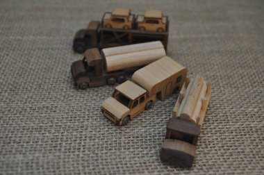 Ahşaptan yapılmış küçük ahşap modellerin yaratıcı çekimlerini kapat, diğer adıyla Simgeler.