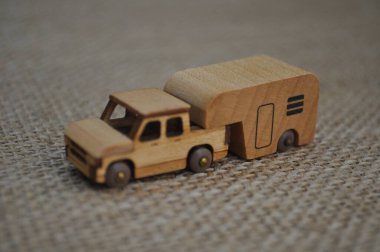 Ahşaptan yapılmış küçük ahşap modellerin yaratıcı çekimlerini kapat, diğer adıyla Simgeler.