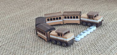 Ahşaptan yapılmış küçük ahşap modellerin yaratıcı çekimlerini kapat, diğer adıyla Simgeler.