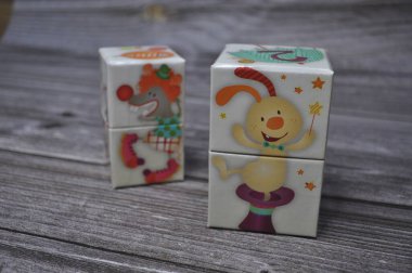 Küp sanatlarının sayılarla ve şirin resimlerle soyut arkaplanlarının yaratıcı görüntüleri