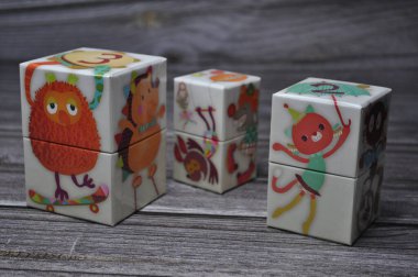 Küp sanatlarının sayılarla ve şirin resimlerle soyut arkaplanlarının yaratıcı görüntüleri