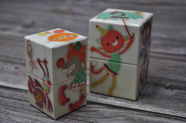 Küp sanatlarının sayılarla ve şirin resimlerle soyut arkaplanlarının yaratıcı görüntüleri