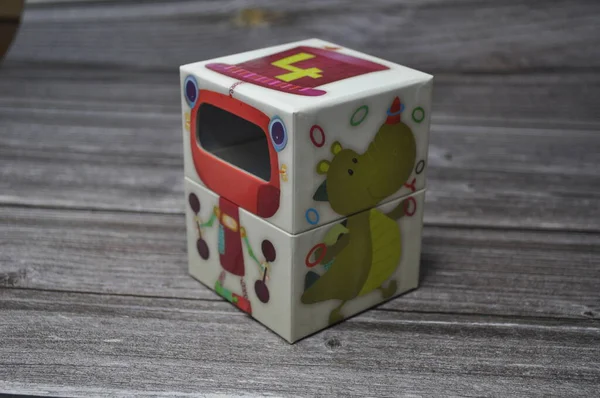 Küp sanatlarının sayılarla ve şirin resimlerle soyut arkaplanlarının yaratıcı görüntüleri