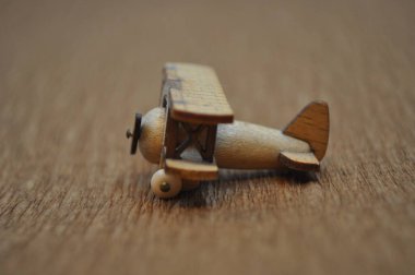 Tahtadan yapılmış küçük ahşap uçak modellerinin yaratıcı çekimlerini kapat. Boyutları yaklaşık 3 cm X 2 cm.