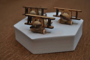 Tahtadan yapılmış küçük ahşap uçak modellerinin yaratıcı çekimlerini kapat. Boyutları yaklaşık 3 cm X 2 cm.