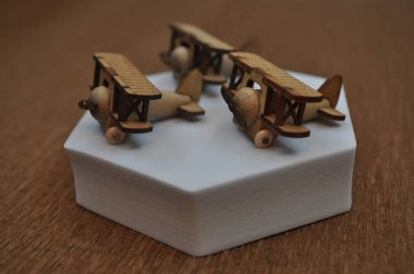 Tahtadan yapılmış küçük ahşap uçak modellerinin yaratıcı çekimlerini kapat. Boyutları yaklaşık 3 cm X 2 cm.