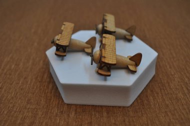 Tahtadan yapılmış küçük ahşap uçak modellerinin yaratıcı çekimlerini kapat. Boyutları yaklaşık 3 cm X 2 cm.