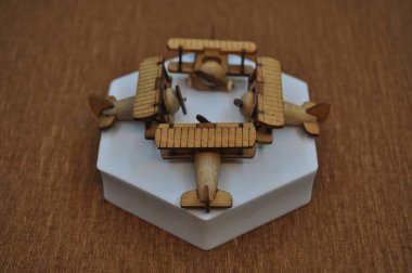Tahtadan yapılmış küçük ahşap uçak modellerinin yaratıcı çekimlerini kapat. Boyutları yaklaşık 3 cm X 2 cm.