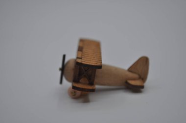 Tahtadan yapılmış küçük ahşap uçak modellerinin yaratıcı çekimlerini kapat. Boyutları yaklaşık 3 cm X 2 cm.