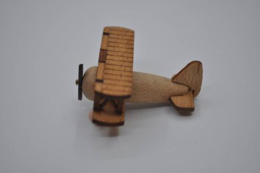 Tahtadan yapılmış küçük ahşap uçak modellerinin yaratıcı çekimlerini kapat. Boyutları yaklaşık 3 cm X 2 cm.