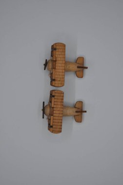 Tahtadan yapılmış küçük ahşap uçak modellerinin yaratıcı çekimlerini kapat. Boyutları yaklaşık 3 cm X 2 cm.