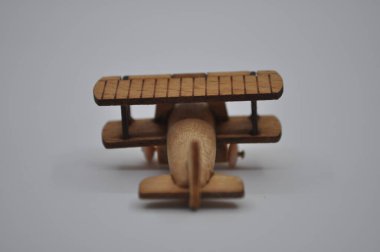 Tahtadan yapılmış küçük ahşap uçak modellerinin yaratıcı çekimlerini kapat. Boyutları yaklaşık 3 cm X 2 cm.