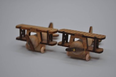 Tahtadan yapılmış küçük ahşap uçak modellerinin yaratıcı çekimlerini kapat. Boyutları yaklaşık 3 cm X 2 cm.