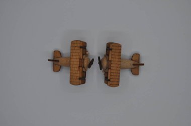 Tahtadan yapılmış küçük ahşap uçak modellerinin yaratıcı çekimlerini kapat. Boyutları yaklaşık 3 cm X 2 cm.