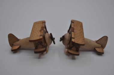 Tahtadan yapılmış küçük ahşap uçak modellerinin yaratıcı çekimlerini kapat. Boyutları yaklaşık 3 cm X 2 cm.