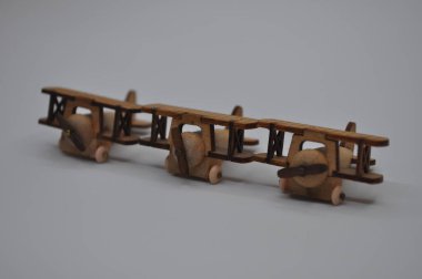 Tahtadan yapılmış küçük ahşap uçak modellerinin yaratıcı çekimlerini kapat. Boyutları yaklaşık 3 cm X 2 cm.